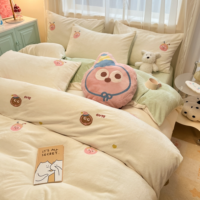 91家纺网 家纺一手货源 找家纺 慕尚家纺 2025新款牛奶绒毛巾绣刺绣四件套 怪兽君 白绿