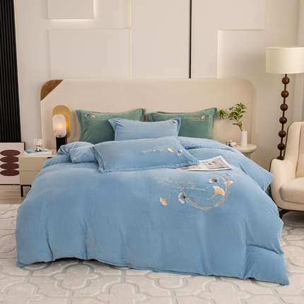 91家纺网 家纺一手货源 找家纺 昊翔家纺 2024新款高克重牛奶绒刺绣四件套 秋意浓-天空蓝