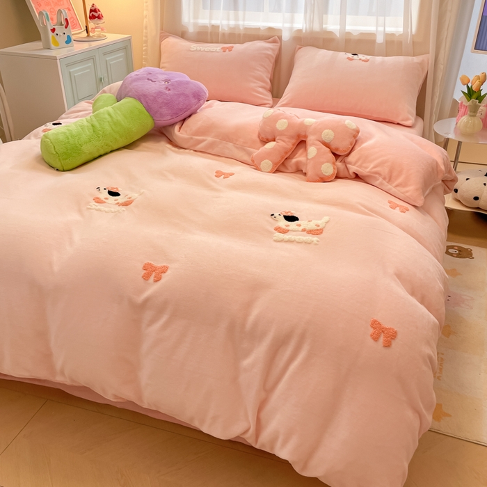 91家纺网 家纺一手货源 找家纺 慕尚家纺 2025新款牛奶绒毛巾绣刺绣四件套 蝴蝶结狗 粉