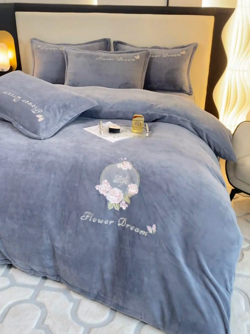 91家纺网 家纺一手货源 找家纺 晶缦家纺 2024新款高克重牛奶绒刺绣花四件套 花仙子-烟灰