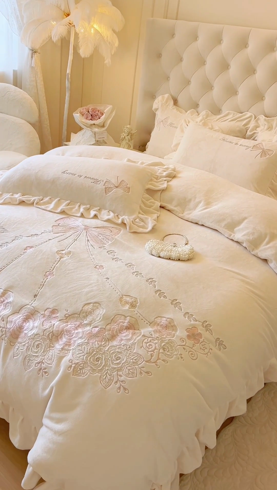 91家纺网 家纺一手货源 找家纺 亲亲公主 2025新款全消光230克A类牛奶绒绣花四件套- 梦幻巴黎 蝴蝶奶油白