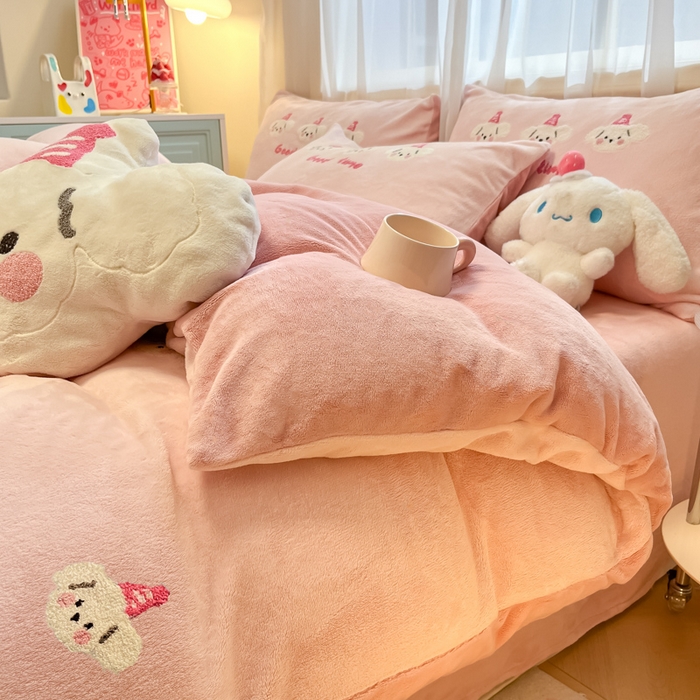 91家纺网 家纺一手货源 找家纺 慕尚家纺 2025新款牛奶绒毛巾绣刺绣四件套 小萌狗 粉