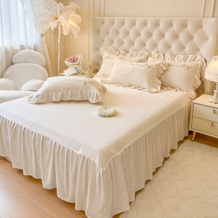 91家纺网 家纺一手货源 找家纺 亲亲公主 2025新款全消光230克A类牛奶绒绣花四件套- 梦幻巴黎 蝴蝶奶油白