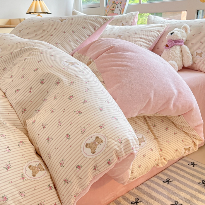 91家纺网 家纺一手货源 找家纺 麦伦家居 2024秋冬新品 多功能床品全棉+牛奶绒四件套 碎花小熊