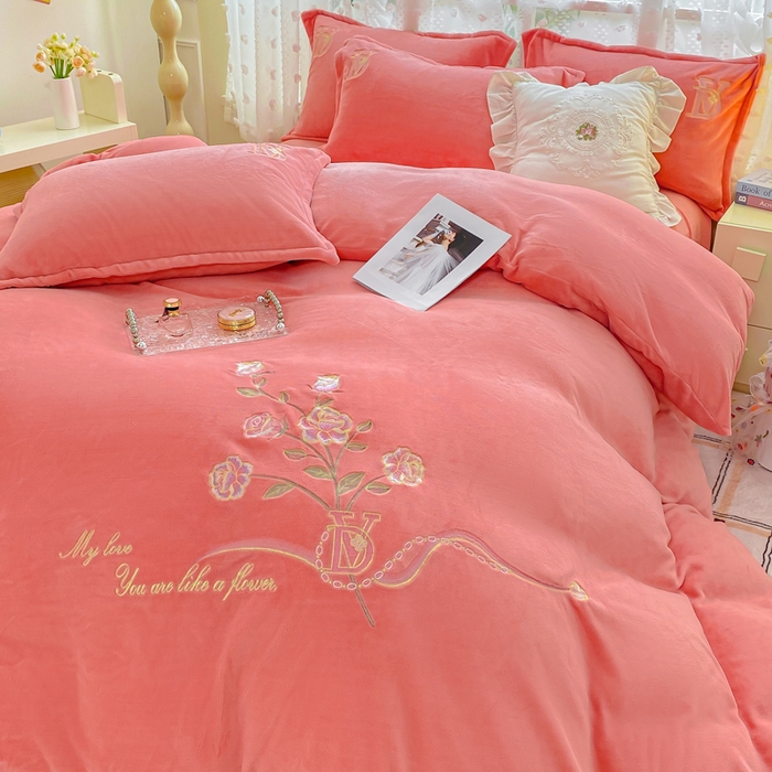 91家纺网 家纺一手货源 找家纺 晶缦家纺 2024新款高克重牛奶绒刺绣花四件套 点点花季-玉粉