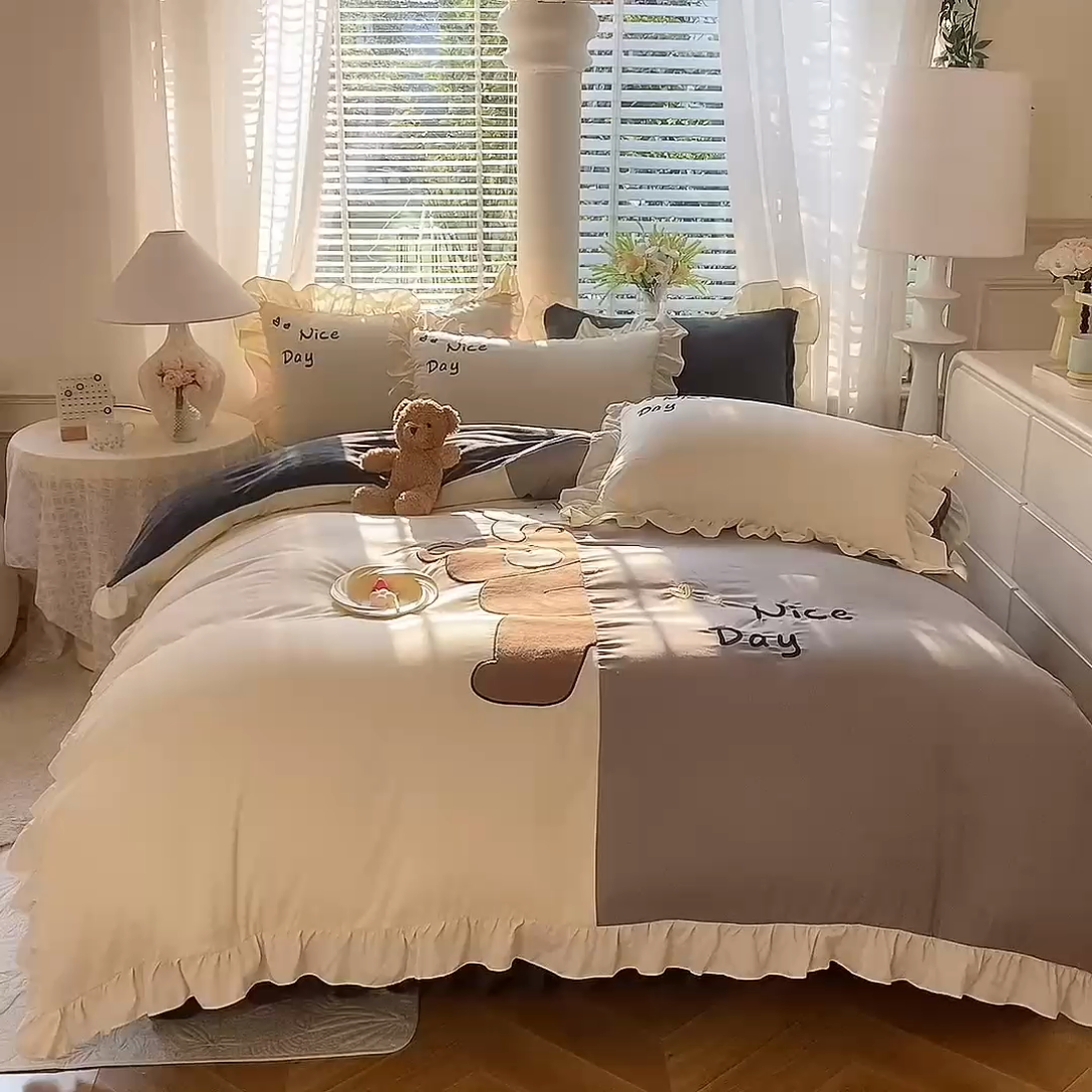 91家纺网 家纺一手货源 找家纺 绒兔兔 2024新款棉加牛奶绒贴布绣四件套 可爱熊仔-浅灰