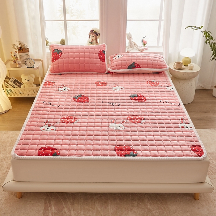 91家纺网 家纺一手货源 找家纺 东宇床垫 2024新款牛奶绒床褥大床 草莓派对