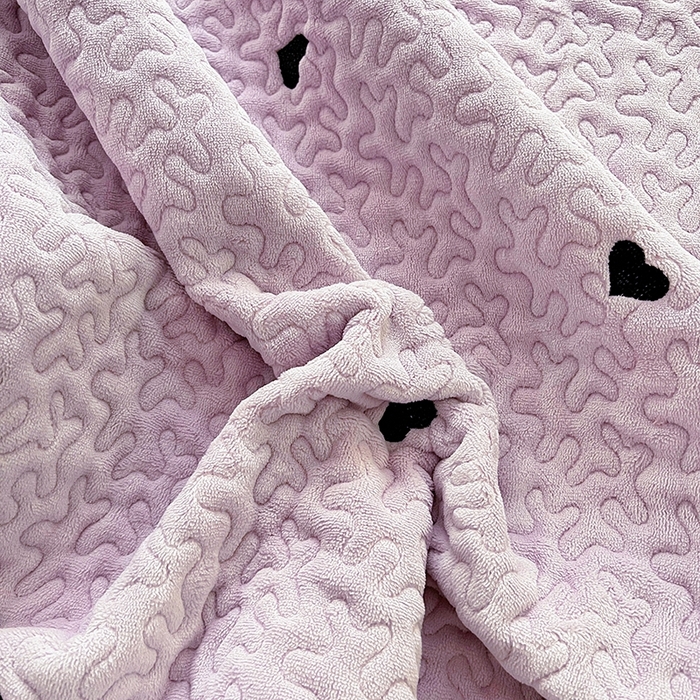 91家纺网 家纺一手货源 找家纺 美梦家纺 2024新款牛奶绒法式绣花夹棉床盖 绒爱心·水晶紫