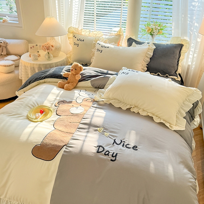 91家纺网 家纺一手货源 找家纺 绒兔兔 2024新款棉加牛奶绒贴布绣四件套 可爱熊仔-浅灰