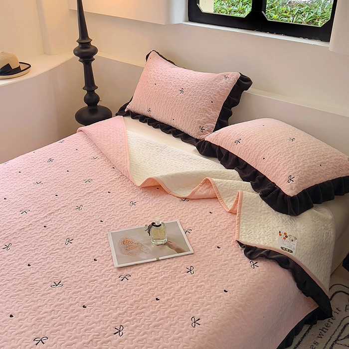 91家纺网 家纺一手货源 找家纺 美梦家纺 2024新款牛奶绒法式绣花夹棉床盖 绒蝴蝶结·樱花粉