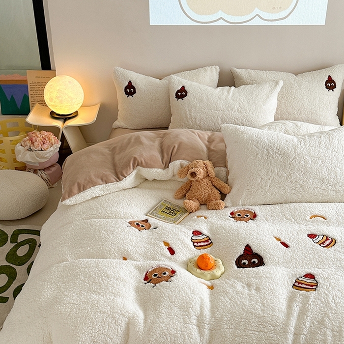 91家纺网 家纺一手货源 找家纺 蜜柚 2024新款高克重羊羔绒牛奶绒毛巾绣四件套 曲奇乐园