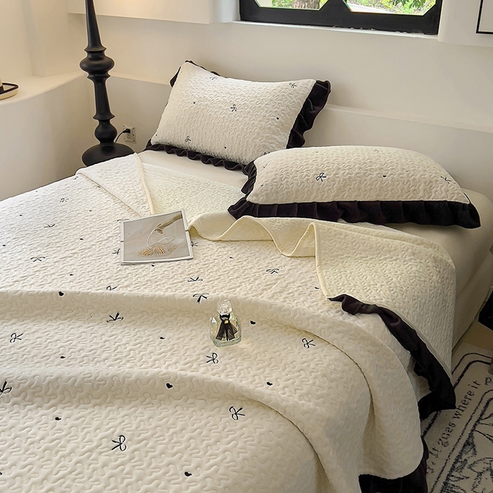 91家纺网 家纺一手货源 找家纺 美梦家纺 2024新款牛奶绒法式绣花夹棉床盖 绒蝴蝶结·奶昔白