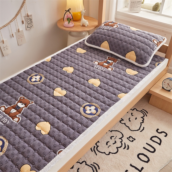 91家纺网 家纺一手货源 找家纺 东宇床垫 2025新款牛奶绒床褥学生床 伴我熊心