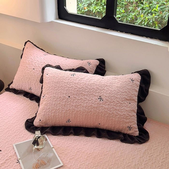 91家纺网 家纺一手货源 找家纺 美梦家纺 2024新款牛奶绒法式绣花夹棉床盖 绒蝴蝶结·樱花粉