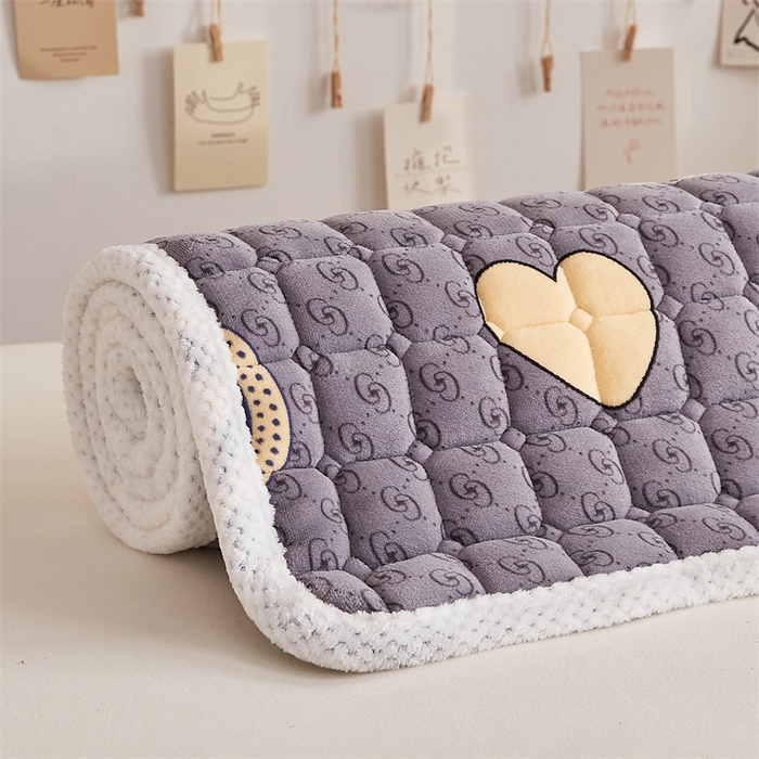 91家纺网 家纺一手货源 找家纺 东宇床垫 2025新款牛奶绒床褥学生床 伴我熊心