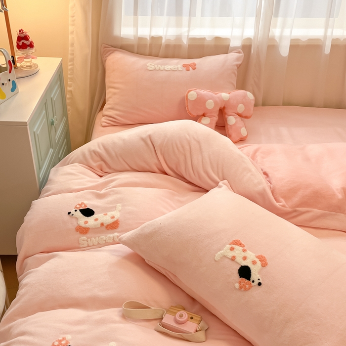 91家纺网 家纺一手货源 找家纺 慕尚家纺 2025新款牛奶绒毛巾绣刺绣四件套 蝴蝶结狗 粉