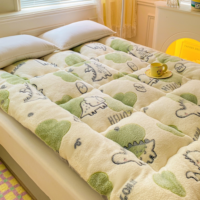 91家纺网 家纺一手货源 找家纺 缦卡琳家纺 2024新款A类牛奶绒羽丝棉床垫 恐龙宝贝