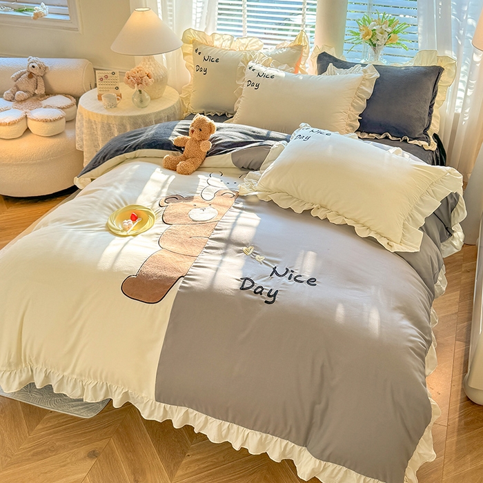 91家纺网 家纺一手货源 找家纺 绒兔兔 2024新款棉加牛奶绒贴布绣四件套 可爱熊仔-浅灰