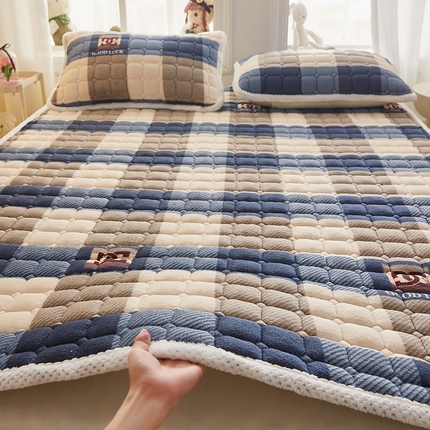 91家纺网 家纺一手货源 找家纺 东宇床垫 2024新款牛奶绒床褥大床 格子蓝
