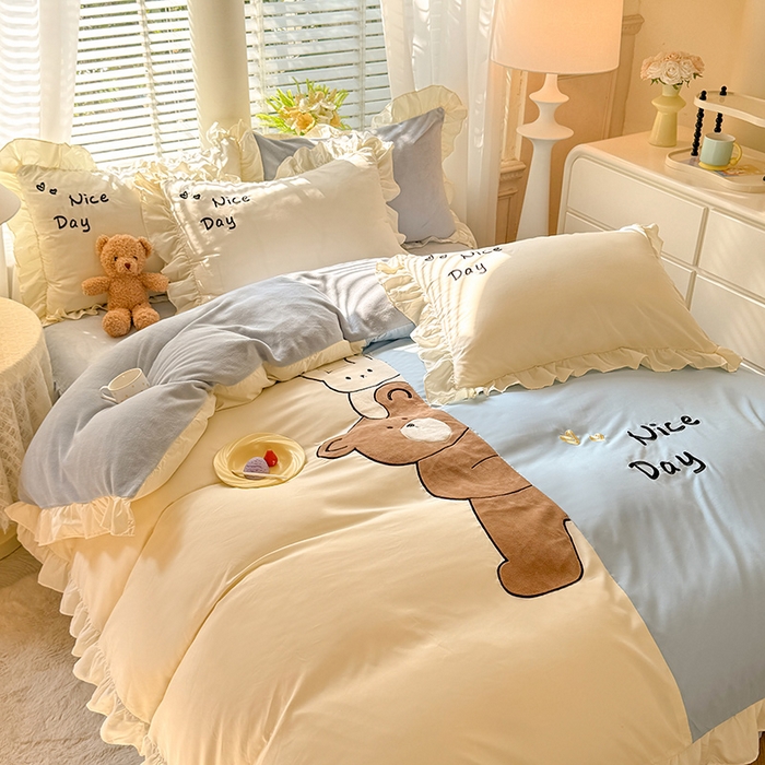 91家纺网 家纺一手货源 找家纺 绒兔兔 2024新款棉加牛奶绒贴布绣四件套 可爱熊仔-浅兰