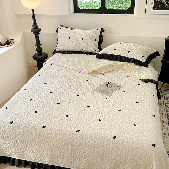 91家纺网 家纺一手货源 找家纺 美梦家纺 2024新款牛奶绒法式绣花夹棉床盖 绒爱心·奶昔白