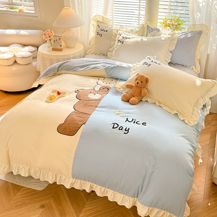 91家纺网 家纺一手货源 找家纺 绒兔兔 2024新款棉加牛奶绒贴布绣四件套 可爱熊仔-浅兰