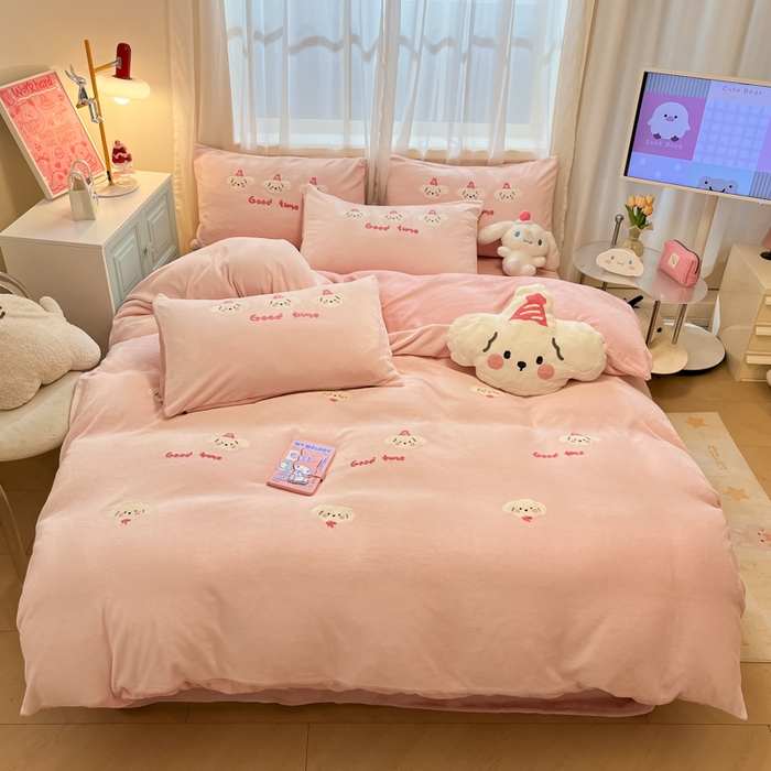 91家纺网 家纺一手货源 找家纺 慕尚家纺 2025新款牛奶绒毛巾绣刺绣四件套 小萌狗 粉