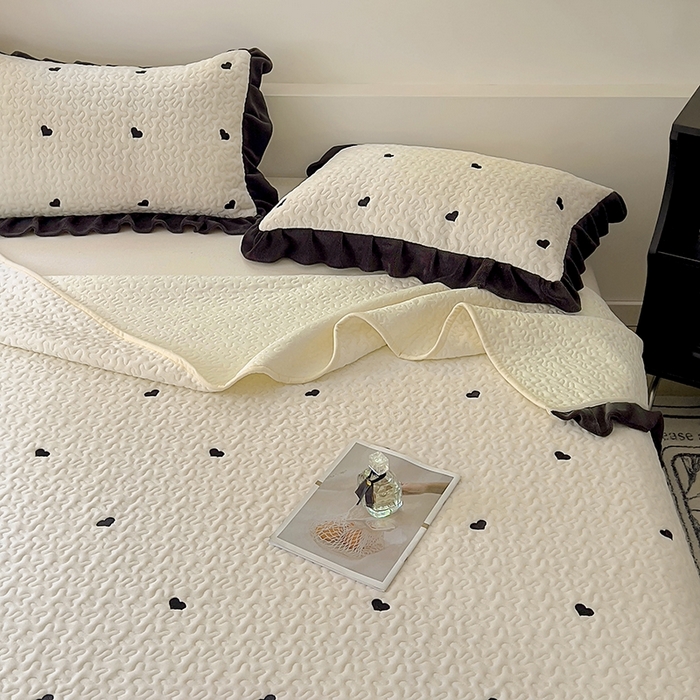 91家纺网 家纺一手货源 找家纺 美梦家纺 2024新款牛奶绒法式绣花夹棉床盖 绒爱心·奶昔白