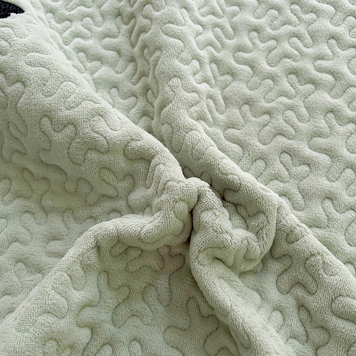 91家纺网 家纺一手货源 找家纺 美梦家纺 2024新款牛奶绒法式绣花夹棉床盖 绒爱心·松叶绿