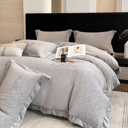 91家纺网 家纺一手货源 找家纺 （总）娇逸家居 2024新款A类雕花牛奶绒拼边刺绣款-99玫瑰