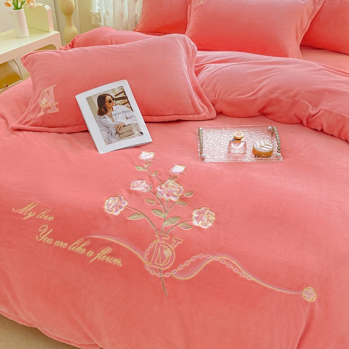 91家纺网 家纺一手货源 找家纺 晶缦家纺 2024新款高克重牛奶绒刺绣花四件套 点点花季-玉粉