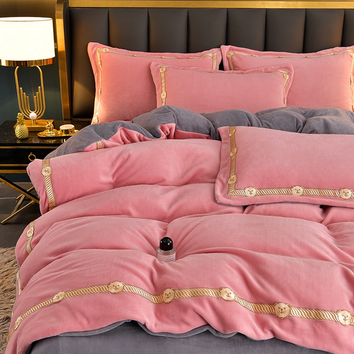 91家纺网 家纺一手货源 找家纺 云家 （包含买家秀）2024新款高克重牛奶绒纯色双拼刺绣四件套珊瑚绒 凯迪系列 凯迪-蜜粉+高级灰