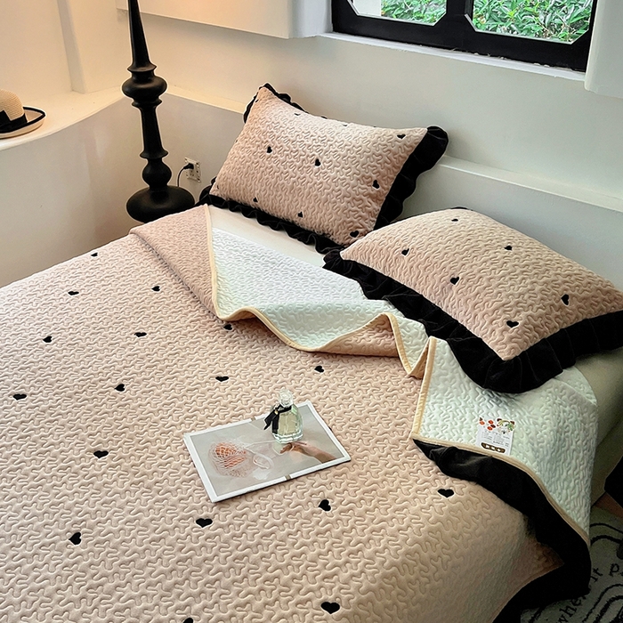 91家纺网 家纺一手货源 找家纺 美梦家纺 2024新款牛奶绒法式绣花夹棉床盖 绒爱心·卡其色