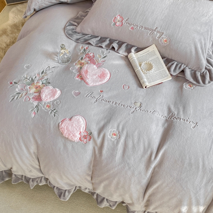 91家纺网 家纺一手货源 找家纺 蜜柚 2024新款全消光高克重韩版小清新贴布绣四件套 花妍-灰