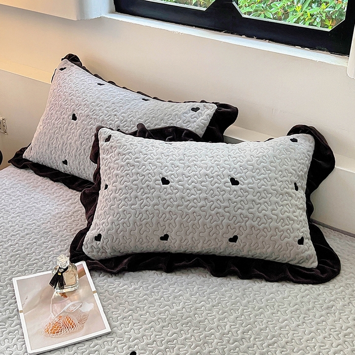 91家纺网 家纺一手货源 找家纺 美梦家纺 2024新款牛奶绒法式绣花夹棉床盖 绒爱心·银河灰