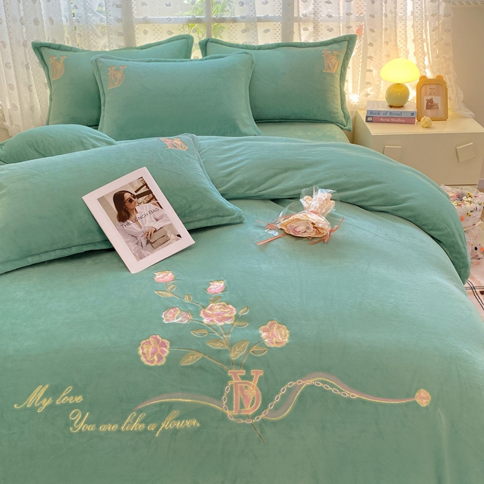 91家纺网 家纺一手货源 找家纺 晶缦家纺 2024新款高克重牛奶绒刺绣花四件套 点点花季-草绿