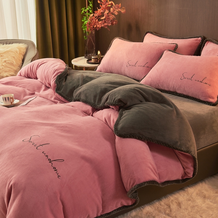 91家纺网 家纺一手货源 找家纺 吾诺 2024新款双拼色牛奶绒四件套 风格一 双拼豆沙