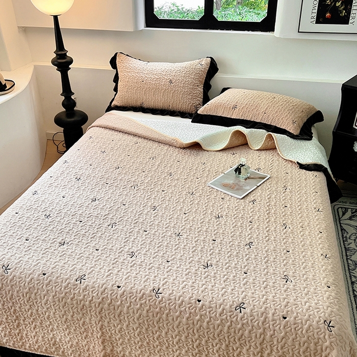 91家纺网 家纺一手货源 找家纺 美梦家纺 2024新款牛奶绒法式绣花夹棉床盖 绒蝴蝶结·卡其色