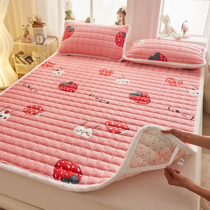 91家纺网 家纺一手货源 找家纺 东宇床垫 2024新款牛奶绒床褥大床 草莓派对