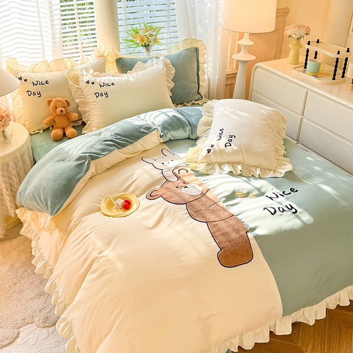 91家纺网 家纺一手货源 找家纺 绒兔兔 2024新款棉加牛奶绒贴布绣四件套 可爱熊仔-浅绿