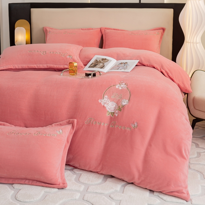 91家纺网 家纺一手货源 找家纺 晶缦家纺 2024新款高克重牛奶绒刺绣花四件套 花仙子-玉粉