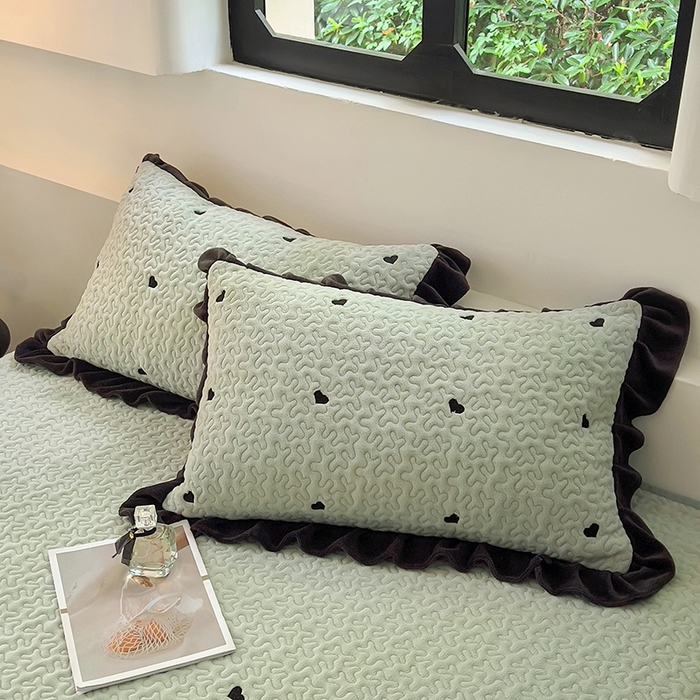 91家纺网 家纺一手货源 找家纺 美梦家纺 2024新款牛奶绒法式绣花夹棉床盖 绒爱心·松叶绿