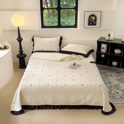 美梦家纺 2024新款牛奶绒法式绣花夹棉床盖 绒蝴蝶结·奶昔白