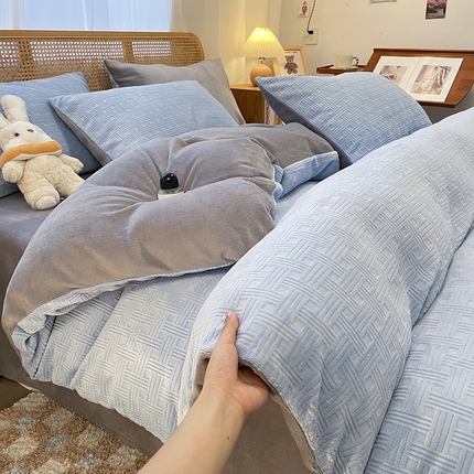 91家纺网 家纺一手货源 找家纺 莱茵家居 2024新款A类高克重雕花牛奶绒四件套-糖果格 糖果格-蓝灰