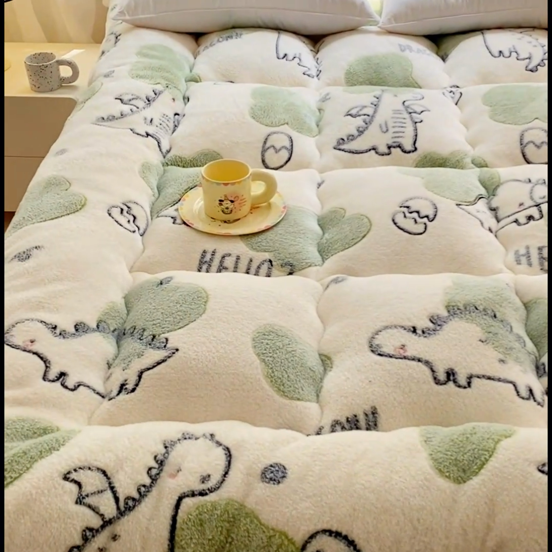 91家纺网 家纺一手货源 找家纺 缦卡琳家纺 2024新款A类牛奶绒羽丝棉床垫 恐龙宝贝