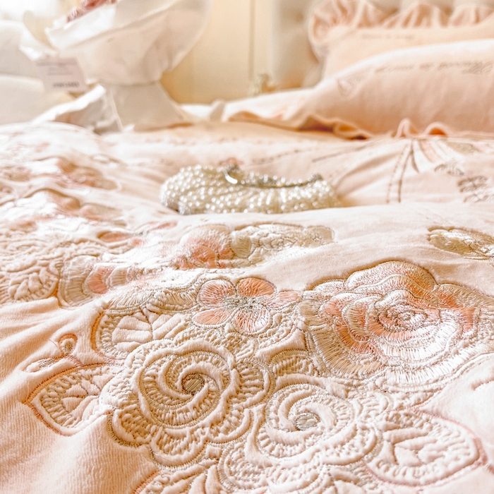 91家纺网 家纺一手货源 找家纺 亲亲公主 2025新款全消光230克A类牛奶绒绣花四件套- 梦幻巴黎 蝴蝶粉色