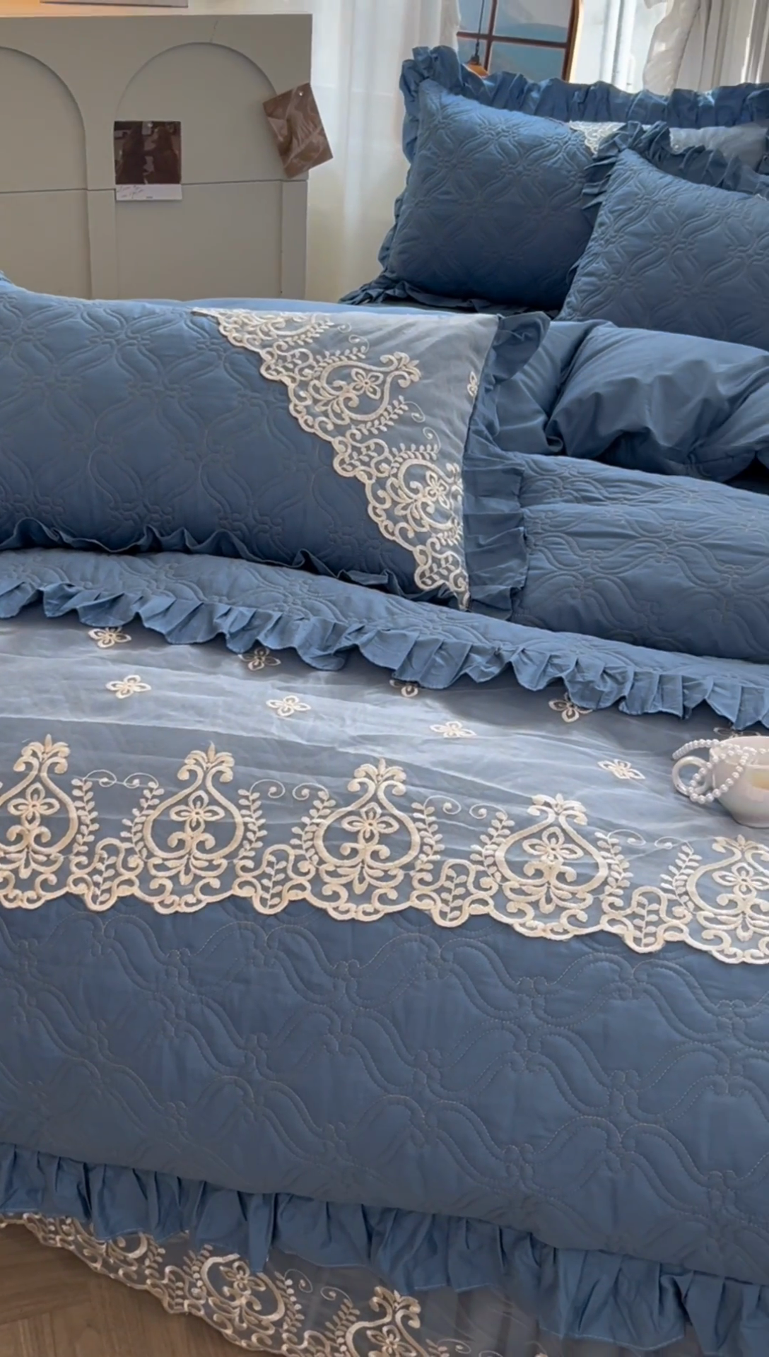 91家纺网 家纺一手货源 找家纺 罗艺轩 2024新款公主风全棉加厚可脱卸床笠式床裙四件套 慕雅-牛仔蓝