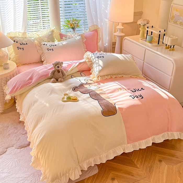 91家纺网 家纺一手货源 找家纺 绒兔兔 2024新款棉加牛奶绒贴布绣四件套 可爱熊仔-浅玉