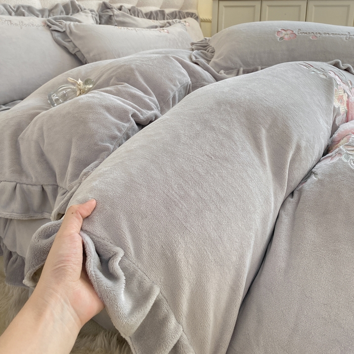 91家纺网 家纺一手货源 找家纺 蜜柚 2024新款全消光高克重韩版小清新贴布绣四件套 花妍-灰