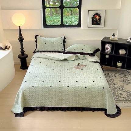 美梦家纺 2024新款牛奶绒法式绣花夹棉床盖 绒爱心·松叶绿